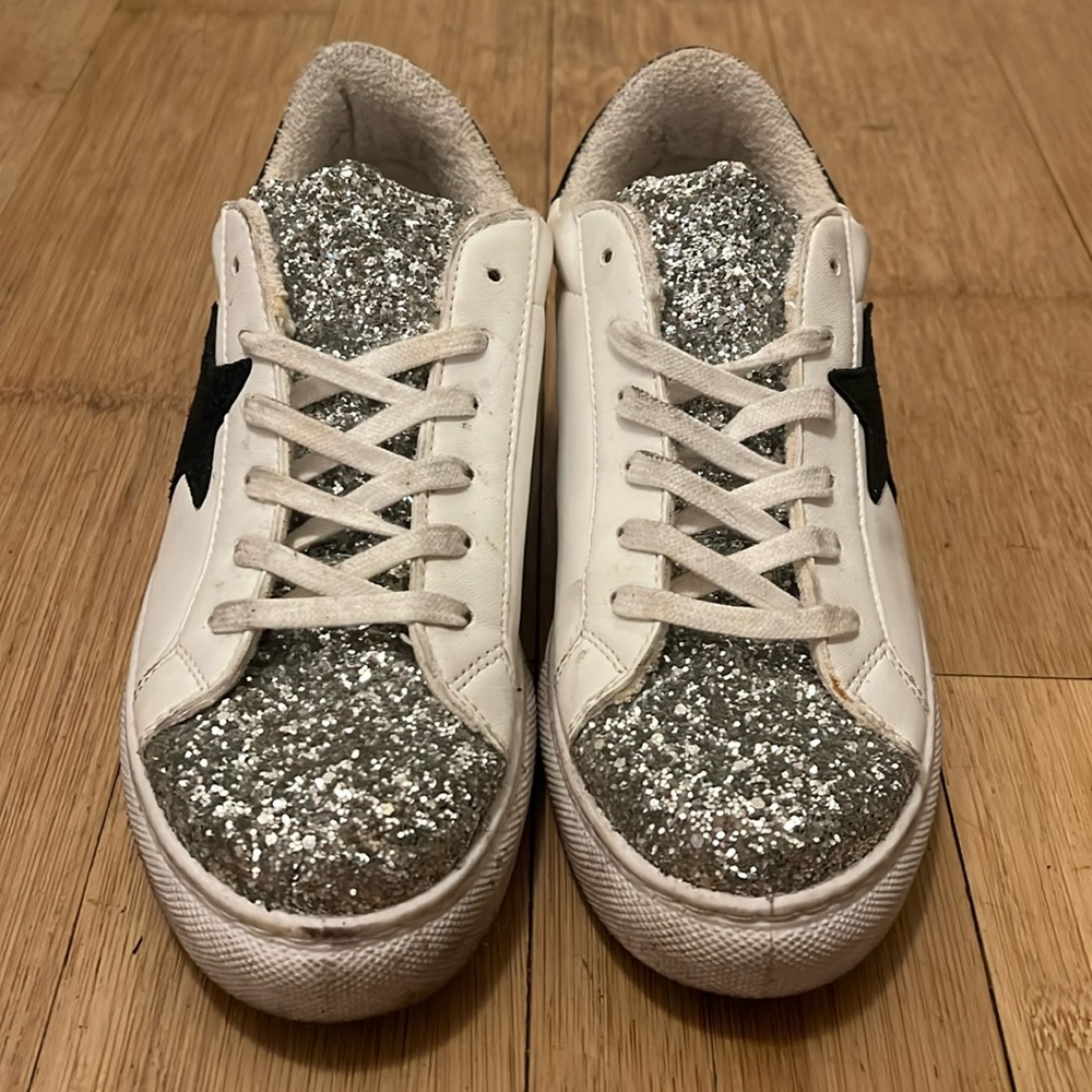 Women’s casual sneakers
